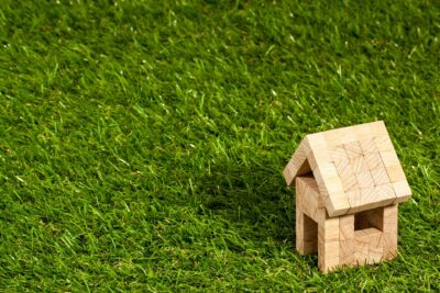 Una casita de madera en un césped La contratación pública como herramienta de igualdad Enlaza Consultoría de Género y Diversidad
