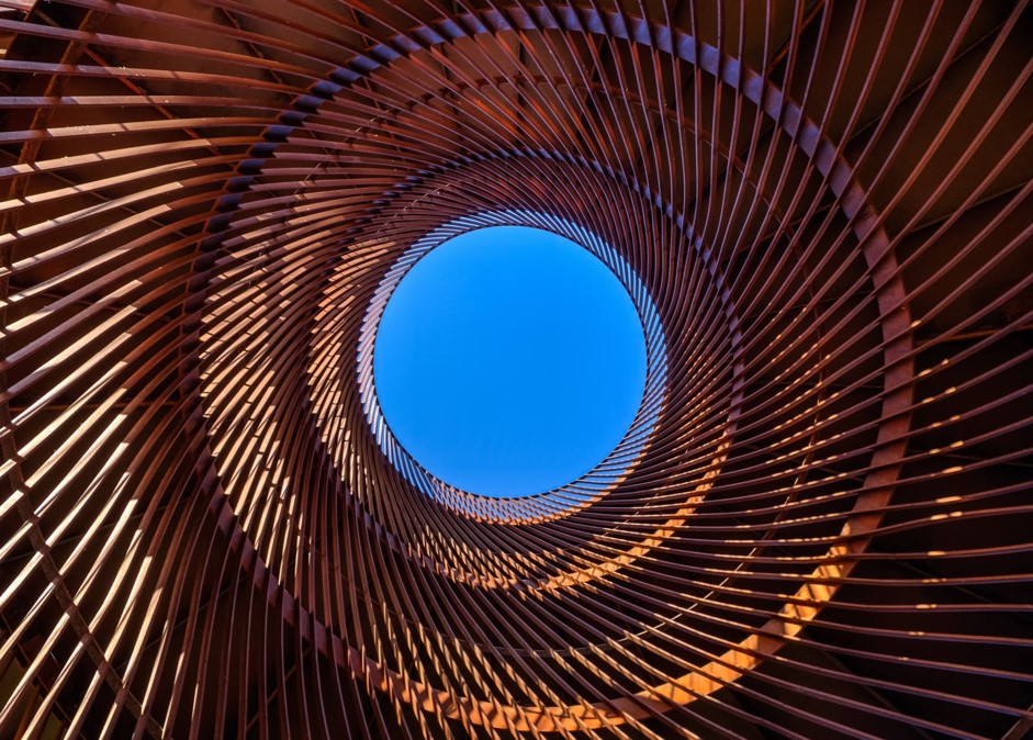 Estructura de madera redonda vista desde dentro y abajo Distintivo Marca Asturiana de Excelencia en Igualdad Enlaza Consultoría de Género y Diversidad