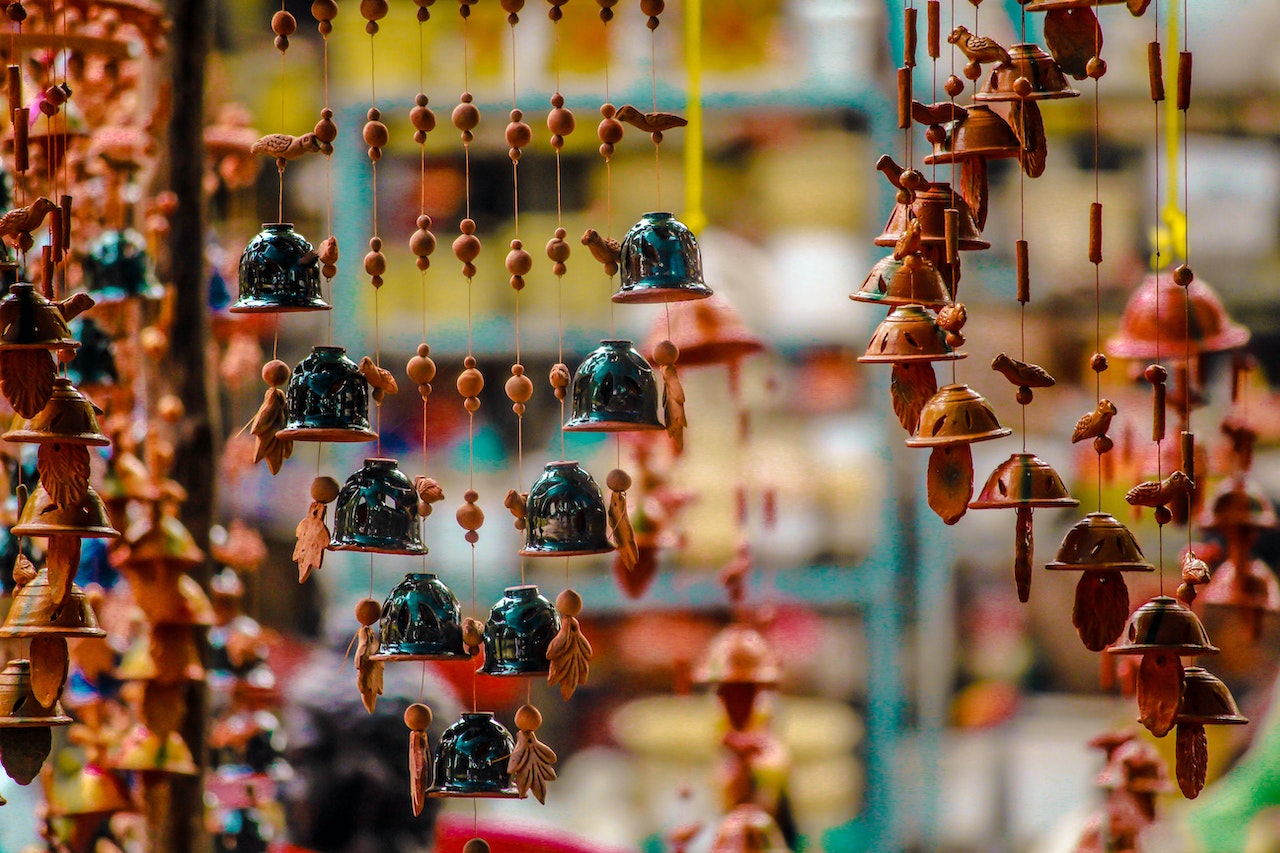 Foto de subbu noir: https://www.pexels.com/es-es/foto/adornos-colgados-para-la-venta-en-el-mercado-318238/; Las negociaciones en el ámbito de la igualdad Enlaza Consultoría de Género y Diversidad
