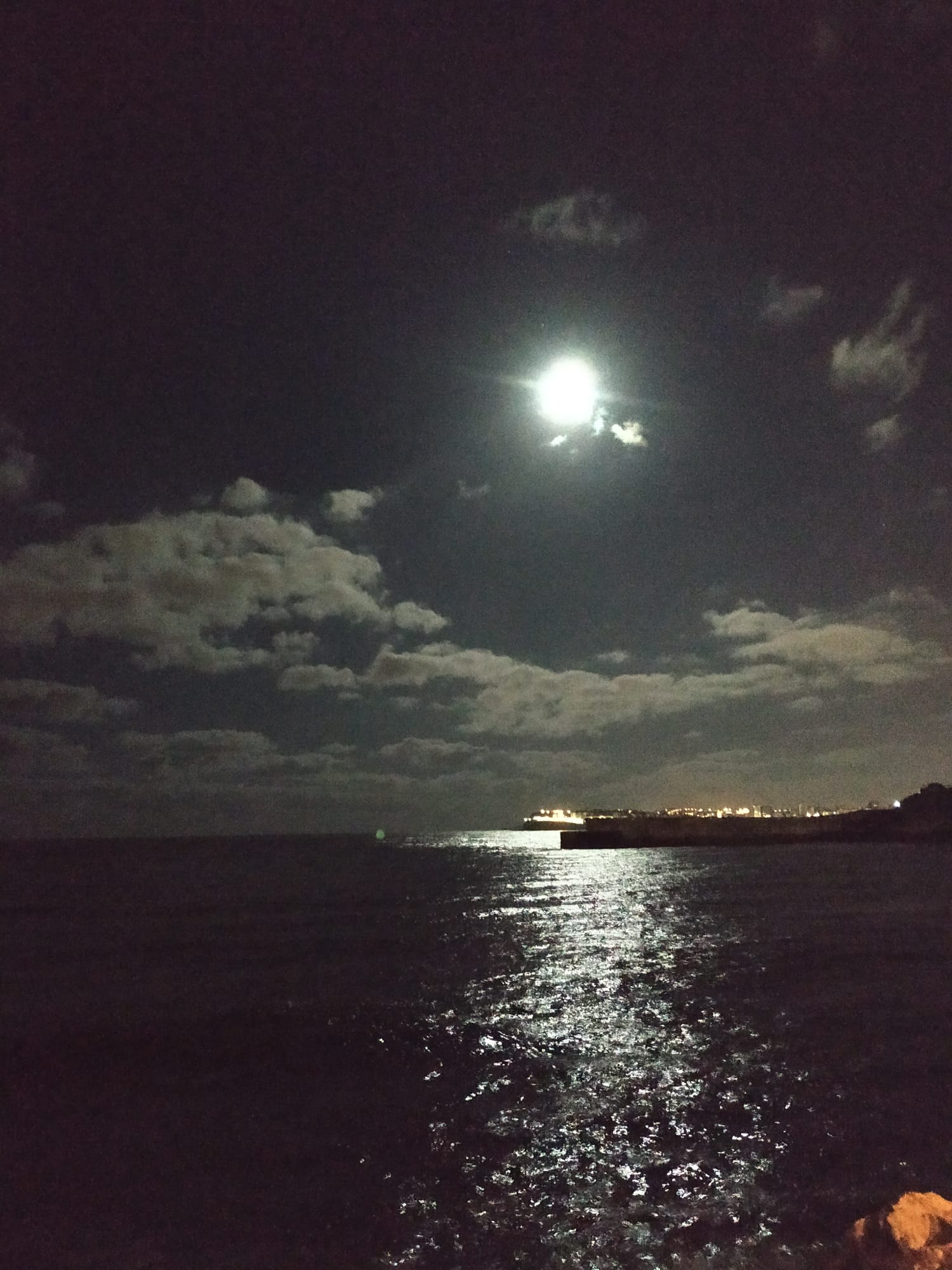 La estela de la luz de la luna en el mar simboliza la entrada Ventajas de derivar el seguimiento y evaluación del plan de igualdad