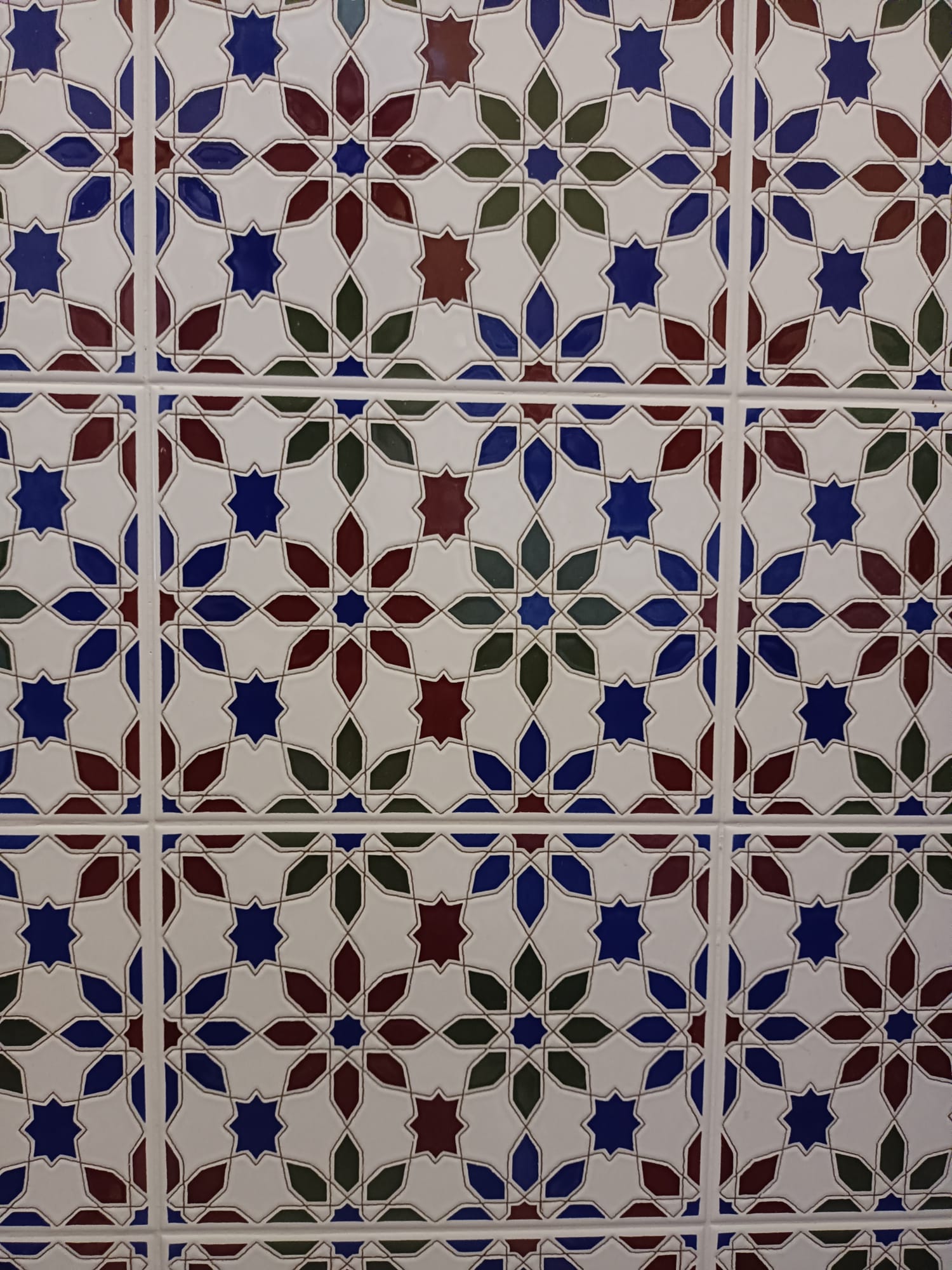 Una pared de azulejos con formas geométricas de colores simboliza la entrada El seguimiento y evaluación del plan de igualdad