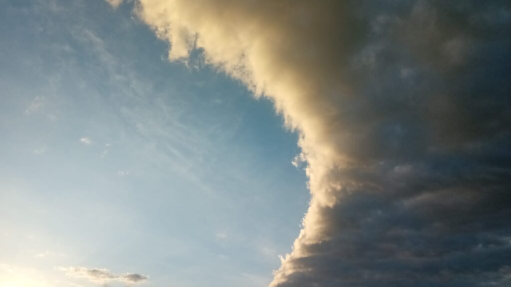 Un cielo azul se abre camino ante unas nubes de tormenta