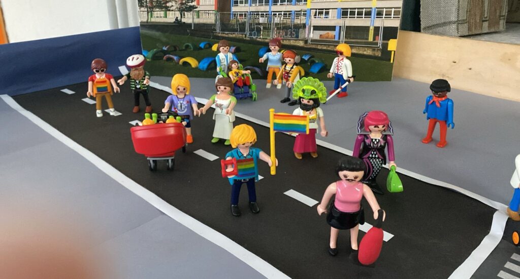 Manifestación LGTBI hecha con muñecos de playmobil